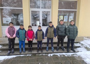 Деца от Ценовско получиха нови зимни якета и обувки