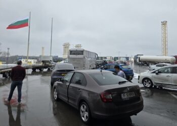 Румънски аварирал тир блокира движението на Дунав мост при Русе