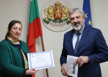 Историк от Русе с грамота от областния управител Драгомир Драганов