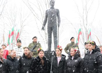 Десетки русенци се преклониха пред паметта на Левски