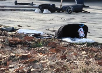 Майка с бебе бе пометена на тротоар в Русе