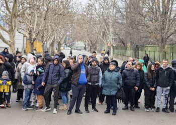 Десетки русенци блокираха ул.“Чипровци“ в подкрепа на пострадалата майка /ВИДЕО/