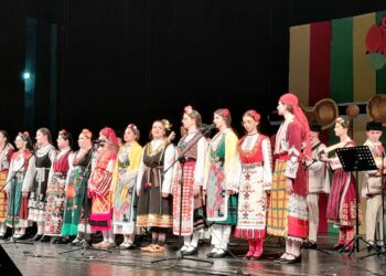 Народният хор при Училището за фолклорни изкуства в Котел с Гран при от „Дунавски славеи“