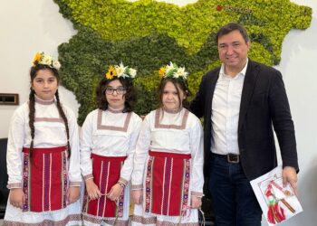 Ученици от Ветово и Смирненски зарадваха общинарите с мартеници