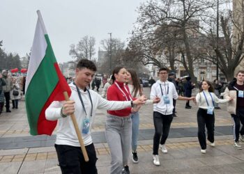 Флашмоб по младежки проект изви колоритни български хора навръх 1 март в Русе