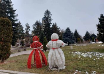 Центърът на Бяла грейна в цветовете на Баба Марта