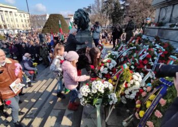 В знак на почит: Венци и цветя отрупаха Паметника на свободата в Русе /ВИДЕО/