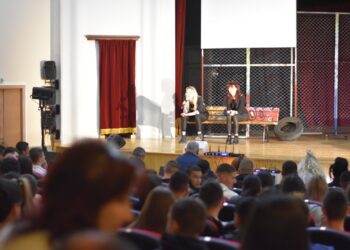 Театрална постановка провокира ученици от Бяла по темата с наркотиците