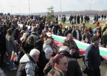 Ученици разпънаха най-дългото знаме в България на кея в Русе /ВИДЕО/