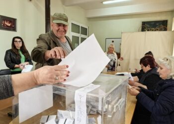 11.35 % активност в Две могили към 10 часа, гласува се главно на хартия /ВИДЕО/