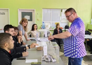 11.35 % активност в Две могили към 10 часа, гласува се главно на хартия /ВИДЕО/