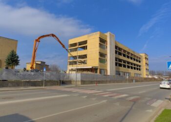 Бившият Хлебозавод постепенно се готви да стане най-големия автомобилен шоурум в Русе /ВИДЕО/