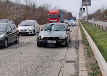 БМВ и камион се удариха на бул.“България“, има един пострадал /ВИДЕО/