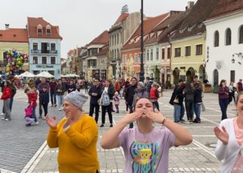 Клуб “Нашенци” отпразнува 14 години с впечатляващ флашмоб в центъра на Брашов