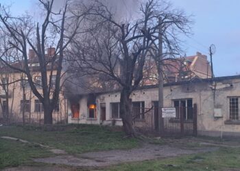 Пожар избухна в бараки на бул.“Скобелев“ в Русе /ВИДЕО/