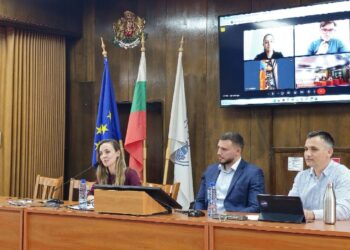 Ученици от Русе надникнаха зад кулисите на местната власт, срещнаха се и с депутати