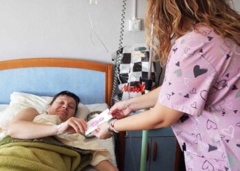 Учениците от НУИ зарадваха пациентките в КОЦ-Русе с осмомартенски картички 