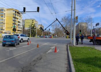 Светофар се пречупи и скъса жиците на тролеите в Русе /ВИДЕО/