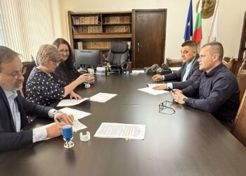 Двугодишен договор с подобрени социални придобивки подписаха синдикати с Община Русе