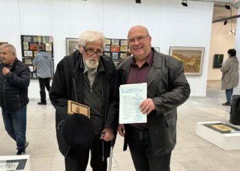 Доайенът на Русенската живописна школа Стефан Кацаров с почетен плакет