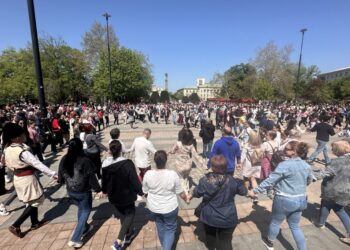 Традиционното Великденско хоро събра стотици русенци на площада пред Община Русе