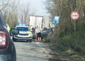 Кола се обърна по таван на Русе-Бяла след удар с тир