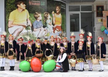 Бяла посрещна лазарките от Фолклорен ансамбъл „Жарава“