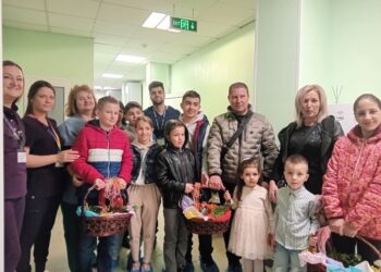 Децата от Мартен зарадваха дежурните медици от „Медика“ с боядисани яйца