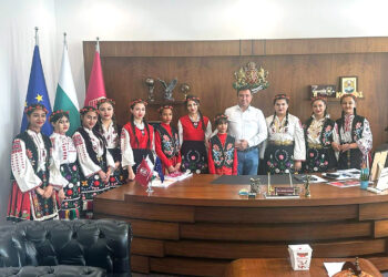 Малки лазарки гостуваха на кмета на Община Ветово и администрацията