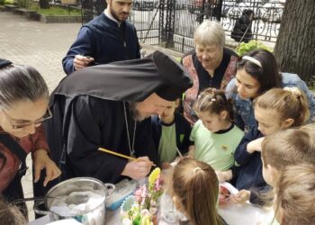 Деца от Русе боядисаха яйца в храма „Св.Троица“