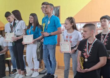 Русенски ученици с награда за стилни мебели с шевица „Катаница“, отборно са трети