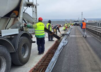 Полага се хидроизолацията на пътната плоча на Дунав мост при Русе