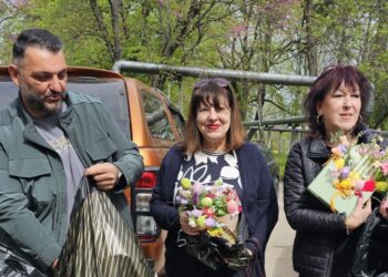 Съветниците от СДС–Гражданите Русе дариха козунаци на Центъра за психично здраве