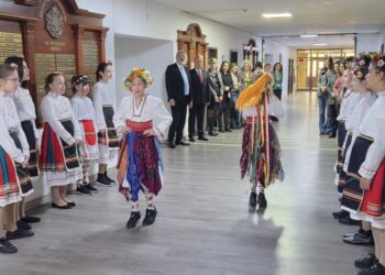 Малки лазарки от Мартен гостуваха в Областна администрация-Русе