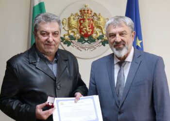 Директорът на УМБАЛ „Канев“ Иван Иванов бе отличен със знака на областния управител