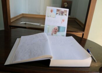 В Католическата църква в Русе отвориха съболезнователна книга в памет на папа Франциск