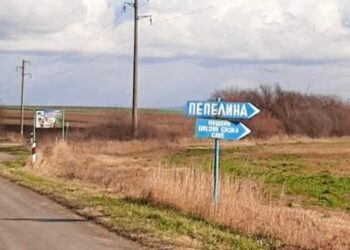 Свлечена земна маса блокира хора в село Пепелина