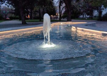 Красивият нов фонтан на „Олимп“ заработи, вече пускат и монети в него /ВИДЕО/