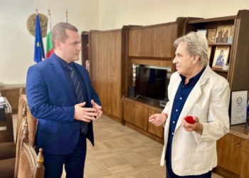 Кметът Пенчо Милков връчи златна значка „Русе“ на музиканта Пламен Загоров