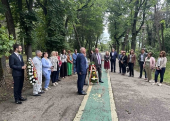 Енчо Енчев и посланик Радко Влайков се поклониха пред паметниците на Ботев и Левски в Букурещ