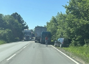 Мотористка и водач на автомобил пострадаха при верижно ПТП на Русе-Разград