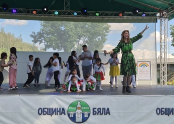 Роси Кирилова даде началото на детския фестивал в Бяла, утре ще пее Хайго Агасян /ВИДЕО/