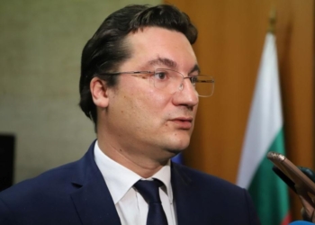 Първа реакция: Крум Зарков подава оставка като секретар на президента заради референдума за еврото