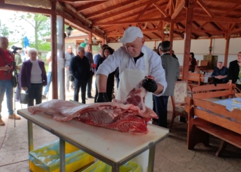Българи и румънци опитаха вкусното месо на „Черен ангел“ на Свинекомплекс Голямо Враново /ВИДЕО/