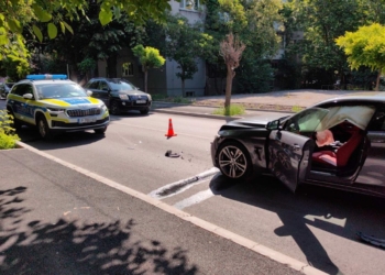Агресия на пътя в Русе: Водач в насрещното нападна с чук друга кола /ВИДЕО/
