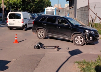 Водач на тротинетка с висока скорост се заби в лек автомобил в Русе /ВИДЕО/