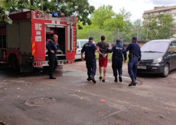 Екшън в кв.“Здравец-Изток“ в Русе завърши с пожар, потрошено жилище и арест /ВИДЕО/