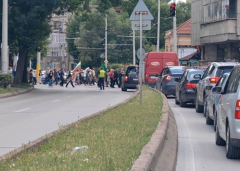 Протестът срещу еврото в Русе премина в шествие и блокира улици /ВИДЕО/