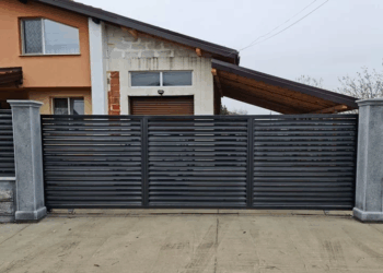 Дворни врати от поцинкована ламарина – устойчивост и стил в едно