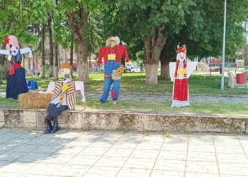 Ветово грейна с усмивка на 1 юни с изложбата на открито „Бостанско плашило“